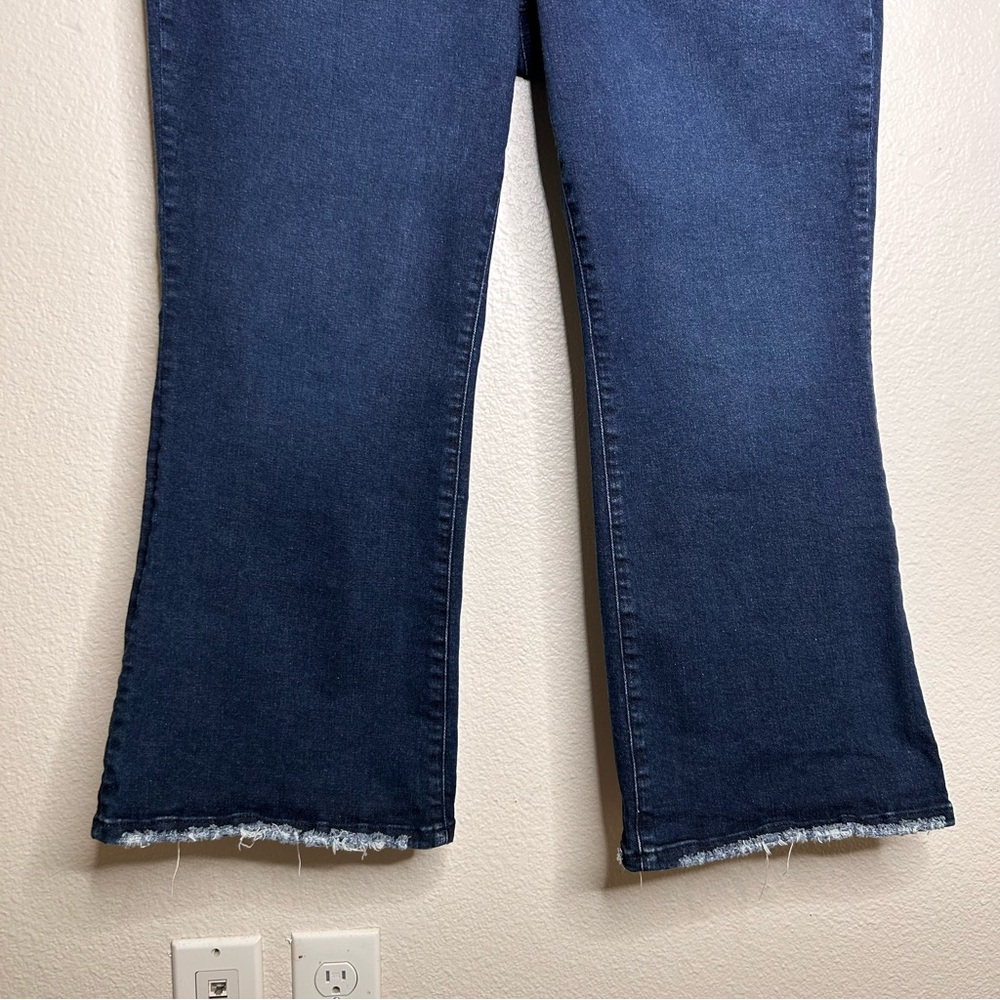 Good American Good Legs Crop Mini Boot jeans 18 - Picture 6 of 14